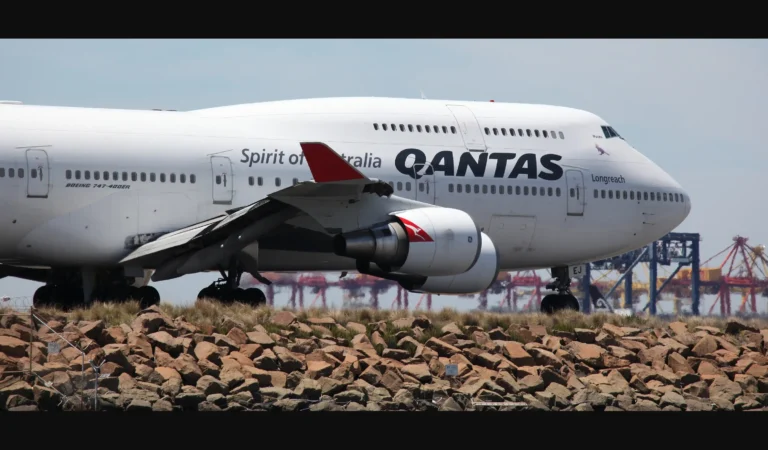 Qantas-747-airplane--lziwy4